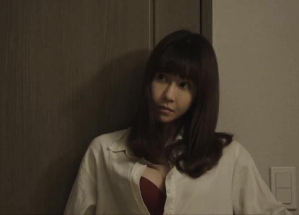 Kā sauc šo anime par meiteni un viņas kalpu viesnīcā?