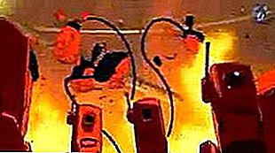 ಹೃದಯದ ಹುಡುಕಾಟದಲ್ಲಿ ಇಬ್ಬರು (ಆಂಡ್ರಾಯ್ಡ್?) ಹುಡುಗಿಯರ ಬಗ್ಗೆ ಹಳೆಯ ಅನಿಮೆಗಾಗಿ ನೋಡುತ್ತಿರುವುದು