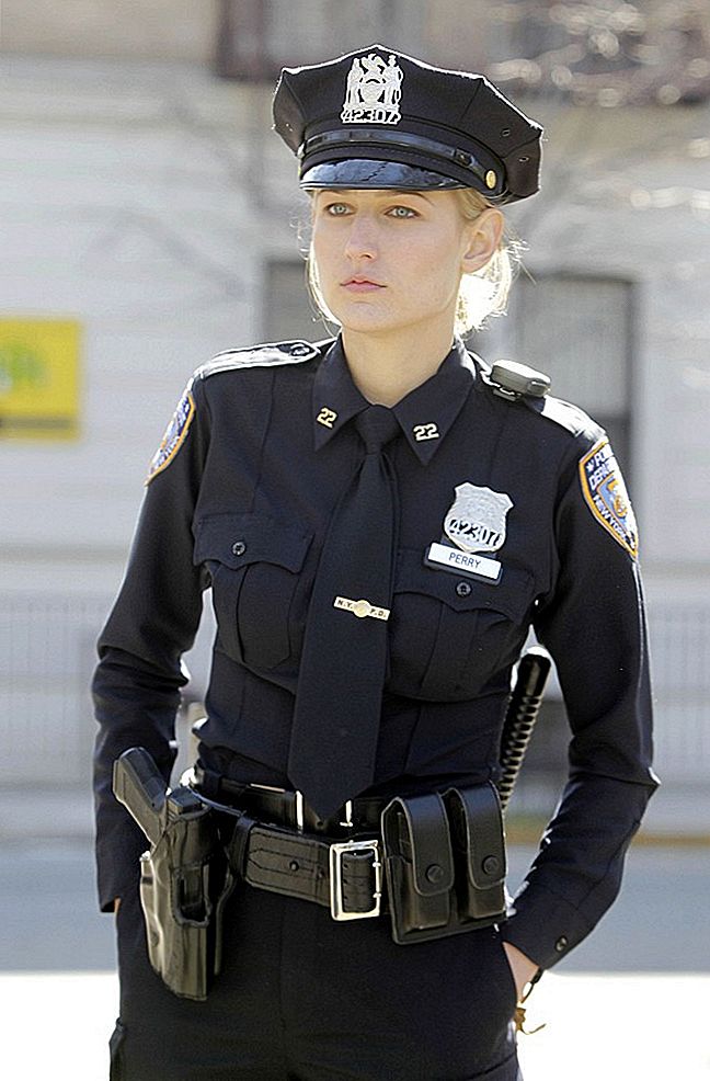 在第4集中，这位女警察是谁，可能是跨性别角色？